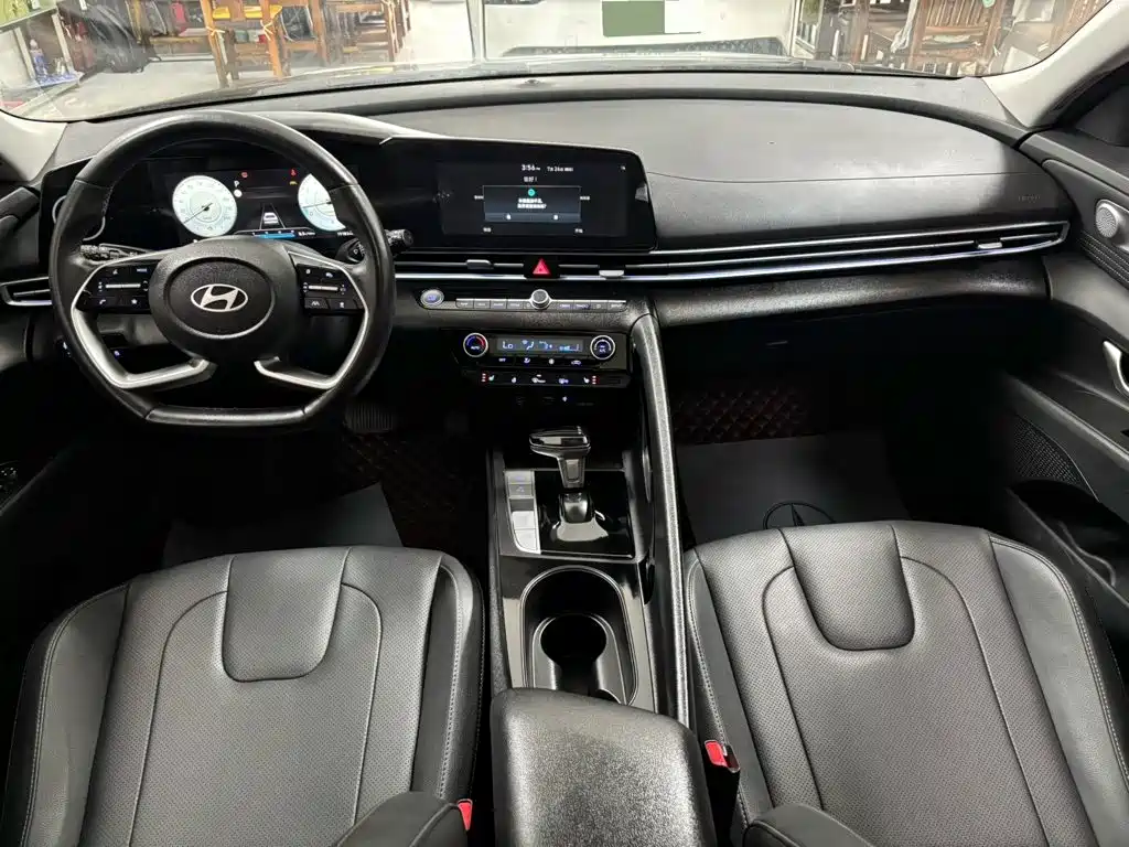 Hyundai Elantra 2023 — фото 17
