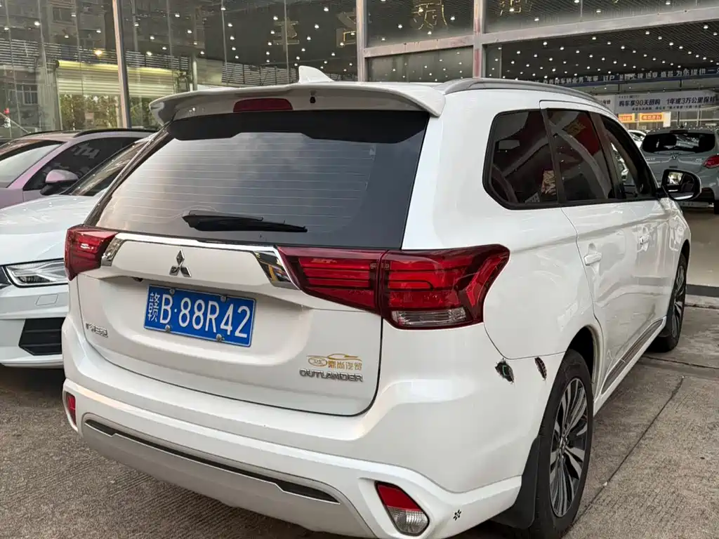 Mitsubishi Outlander 2022 — фото 11