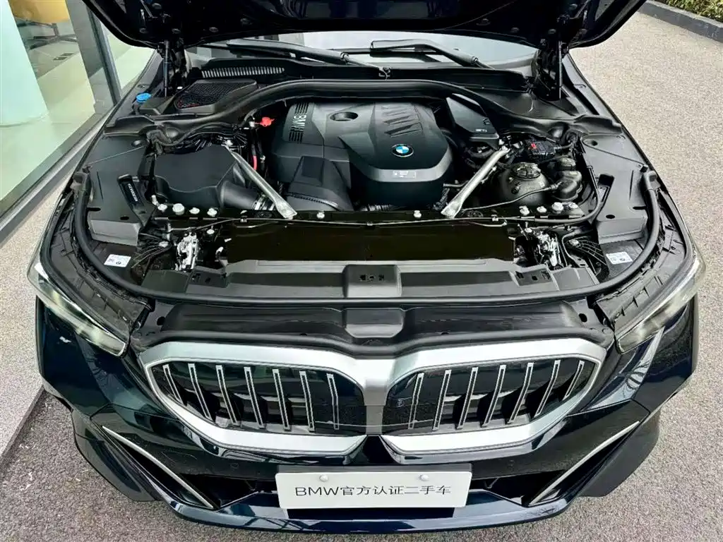 BMW 5 Series 2025 — фото 13