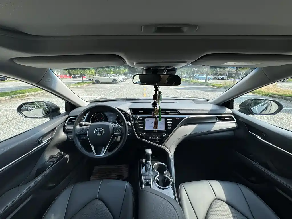 Toyota Camry 2018 — фото 6