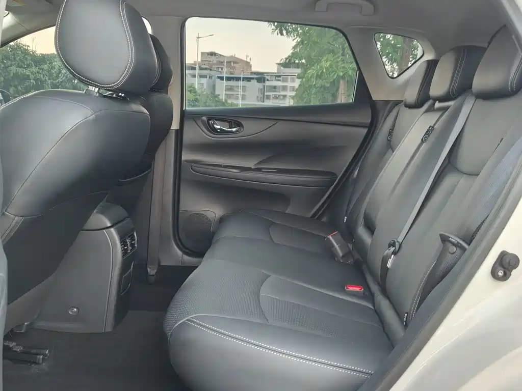 Nissan Tiida 2017 — фото 11