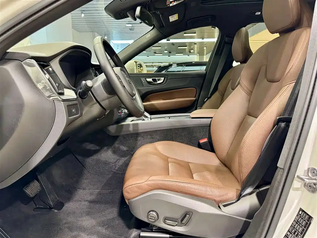 Volvo XC60 2025 — фото 18
