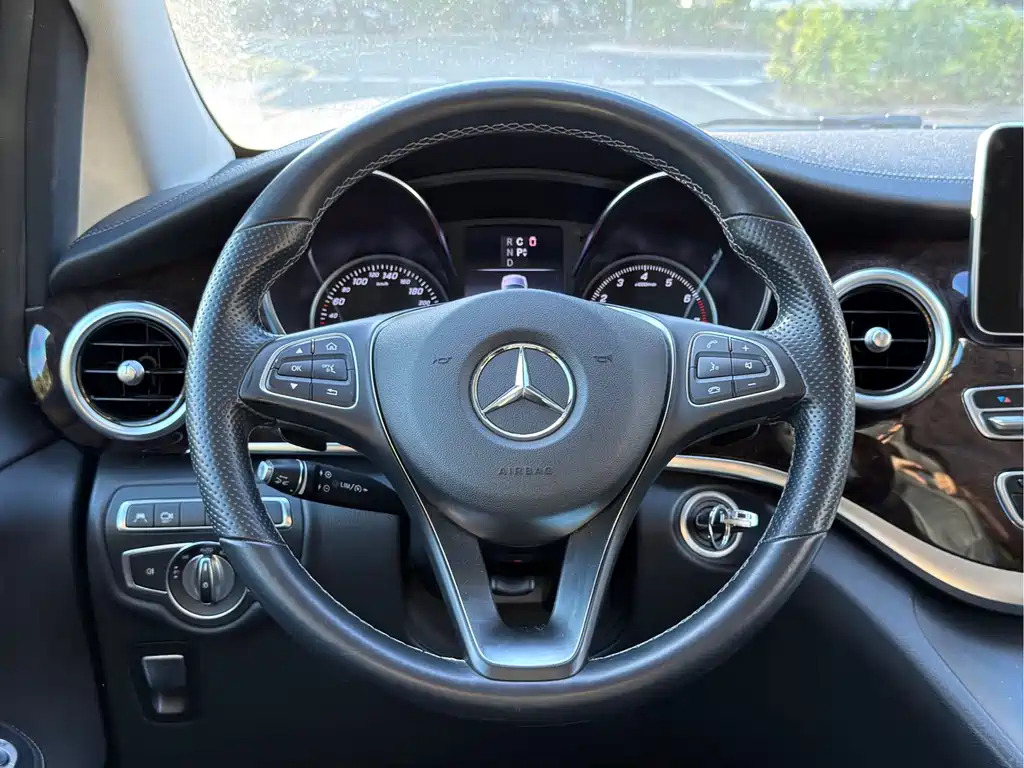 Mercedes-Benz V-Class 2018 — фото 12