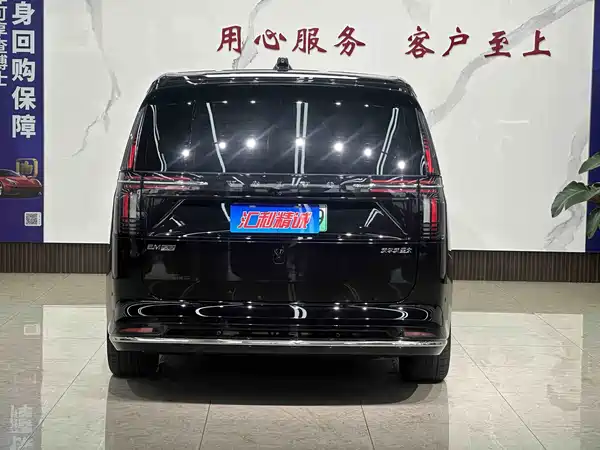 Volvo EM90 2025