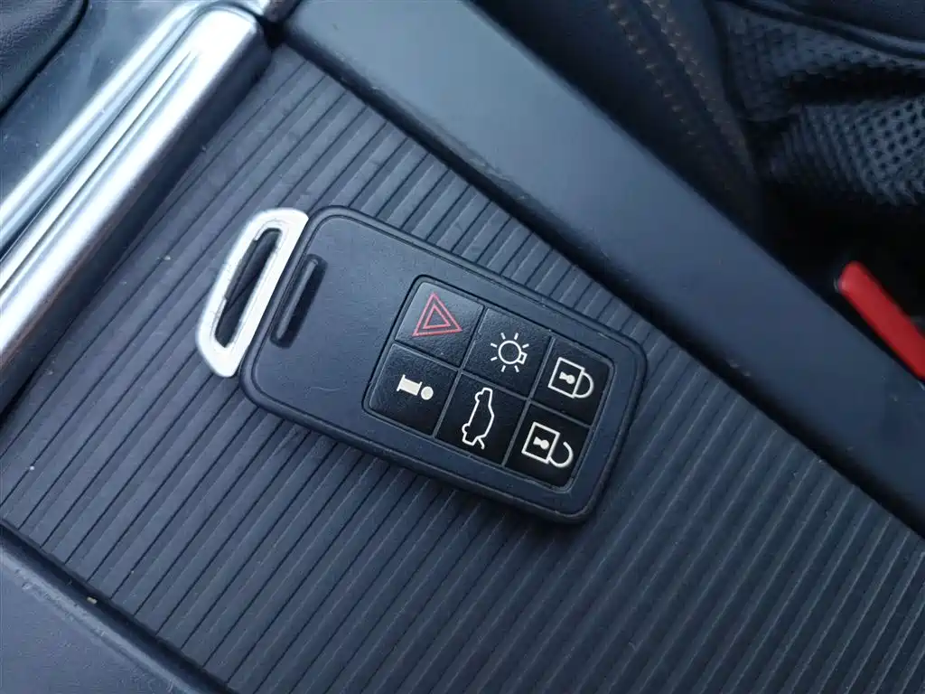 Volvo XC60 2017 — фото 11