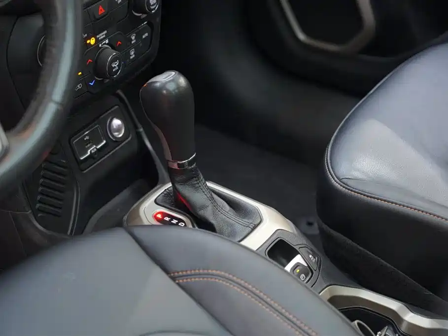 Jeep Renegade 2018 — фото 11