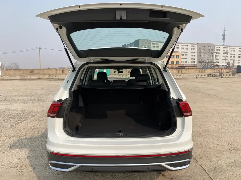 Volkswagen Tiguan L 2023 — фото 23
