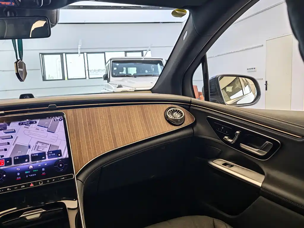 Mercedes-Benz EQE SUV 2025 — фото 12