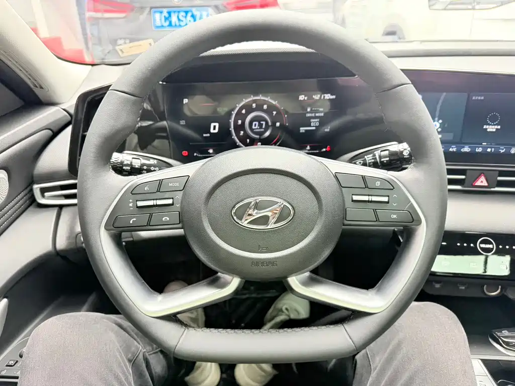 Hyundai Elantra 2023 — фото 18