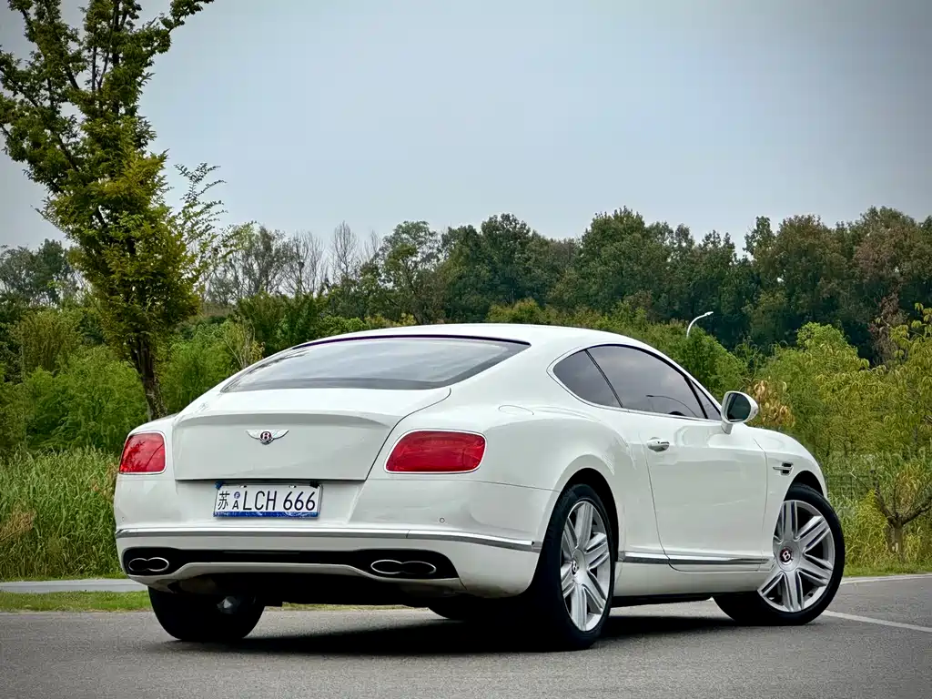 Bentley Continental 2017 — фото 15