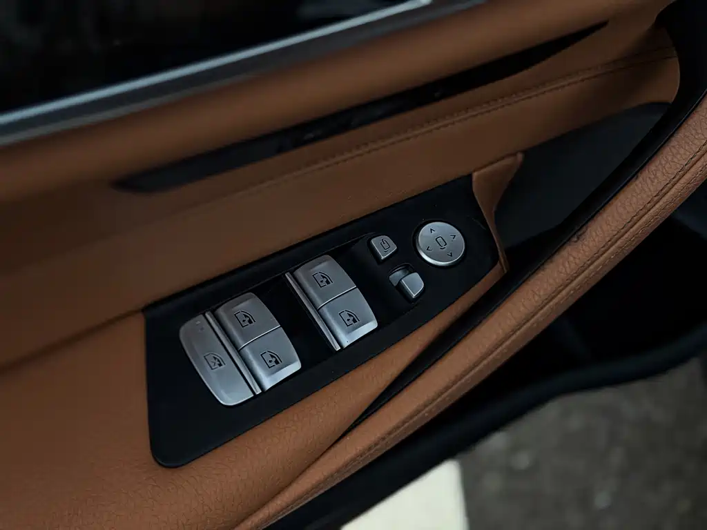 BMW 5 Series 2018 — фото 9
