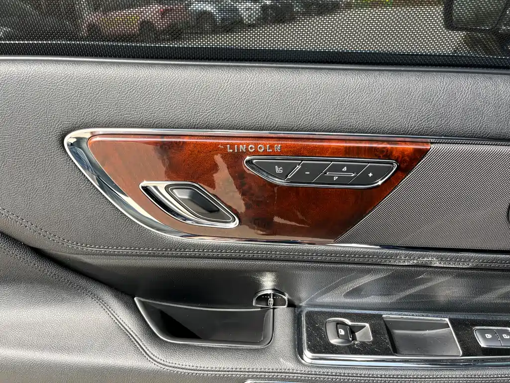 Lincoln Continental 2020 — фото 23