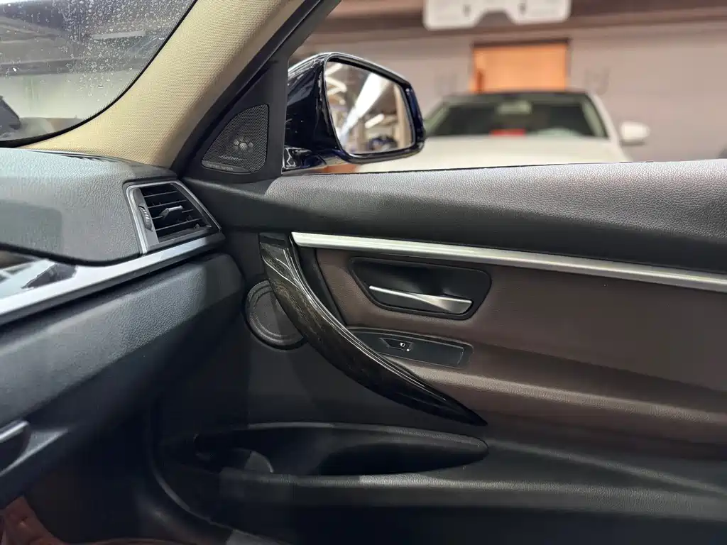 BMW 3 Series 2018 — фото 15