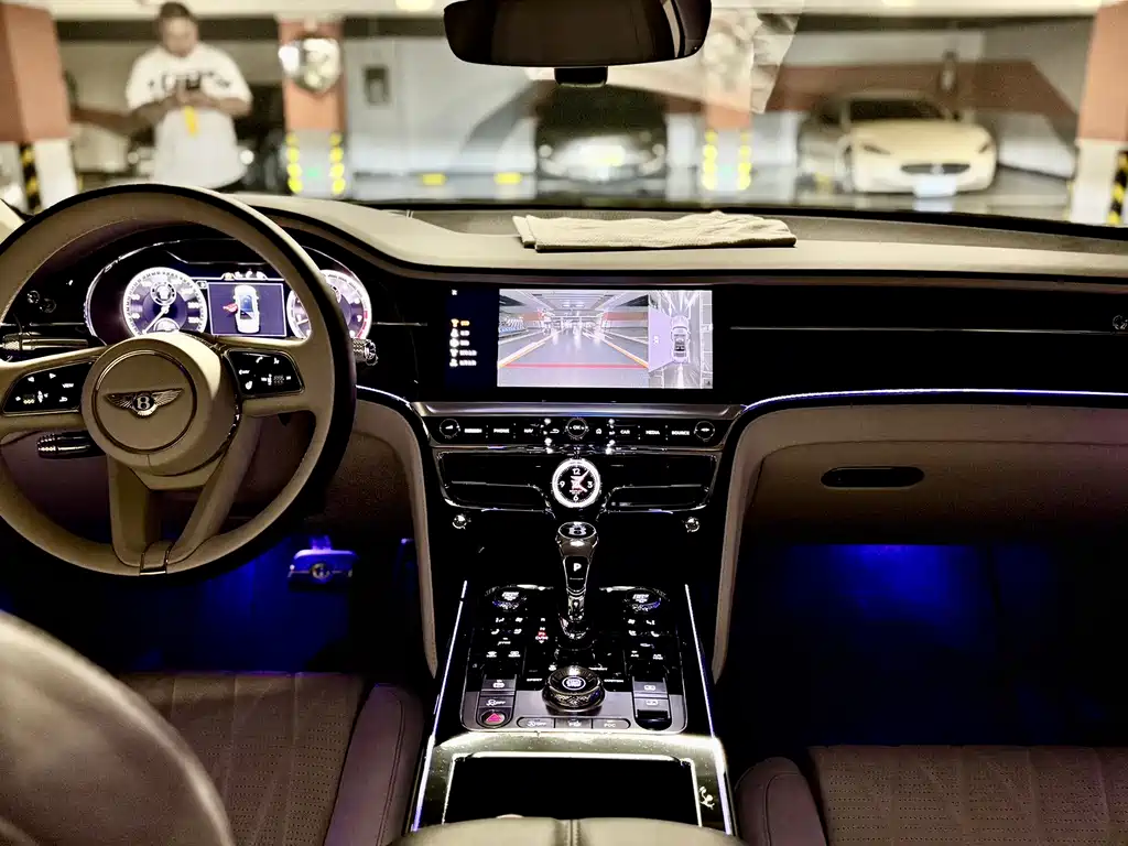 Bentley Flying Spur 2023 — фото 16