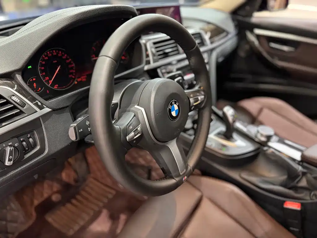BMW 3 Series 2018 — фото 14