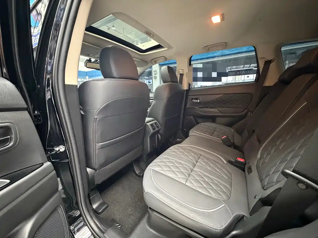 Mitsubishi Outlander 2022 — фото 18