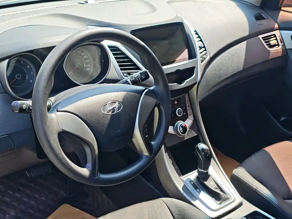 Hyundai Elantra 2016 — фото 9