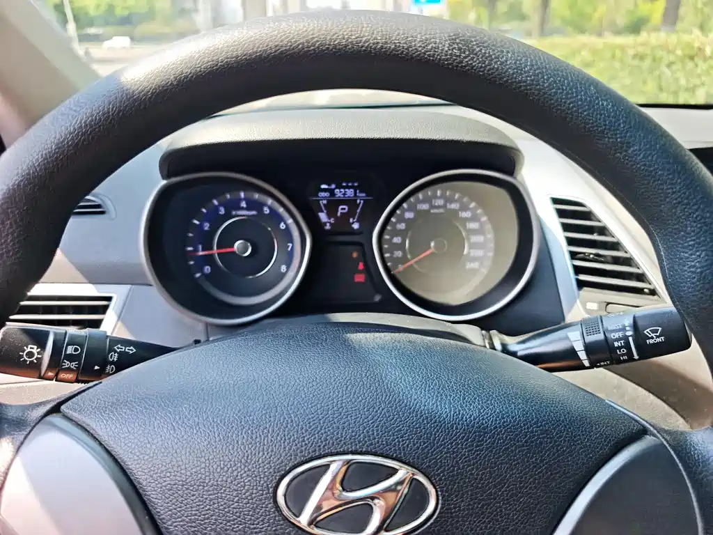Hyundai Elantra 2016 — фото 23
