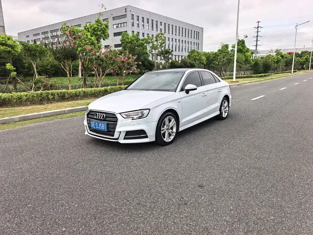 Audi A3 2018 — фото 1