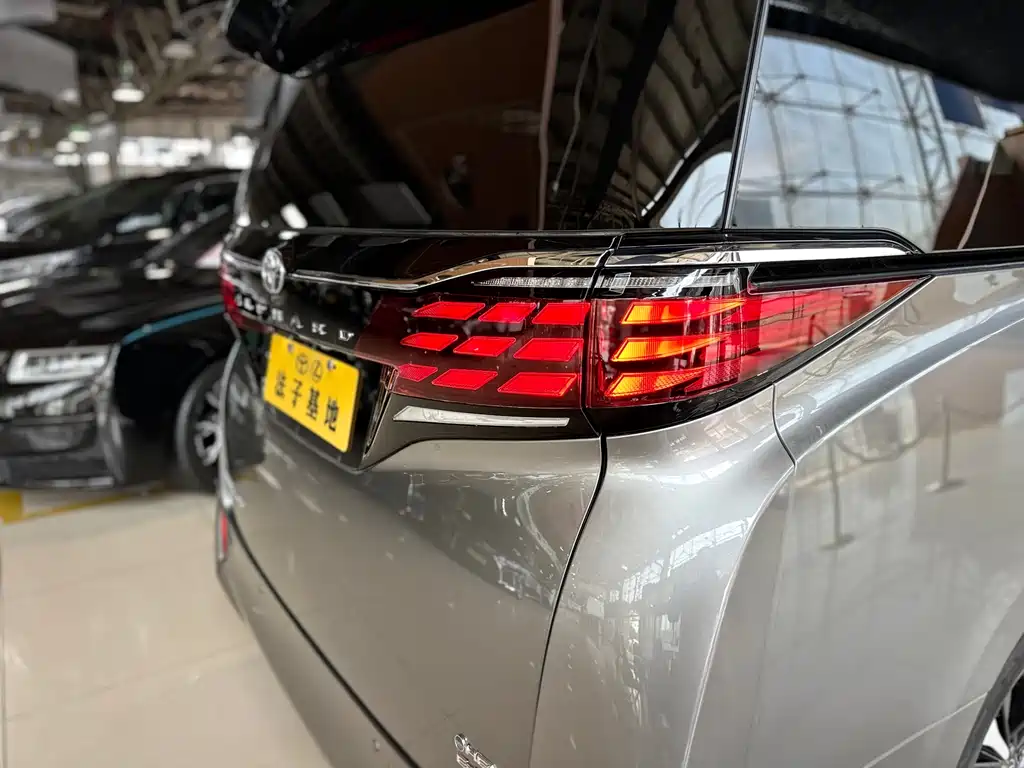 Toyota Alphard 2023 — фото 26