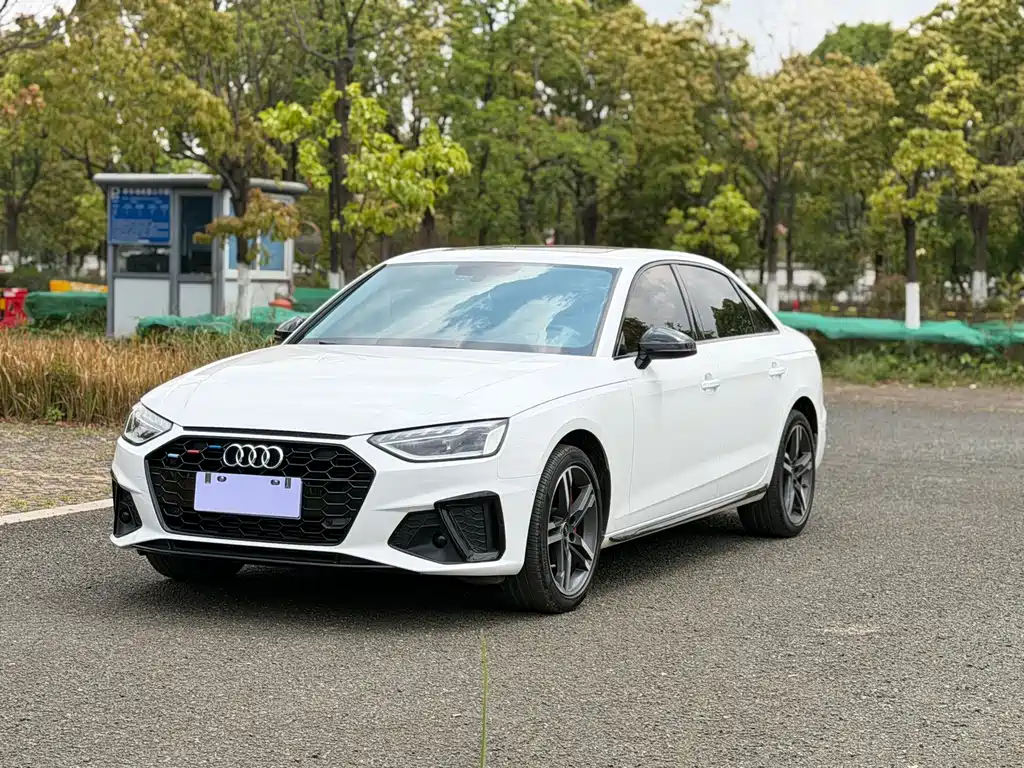 Audi A4L 2022 — фото 1