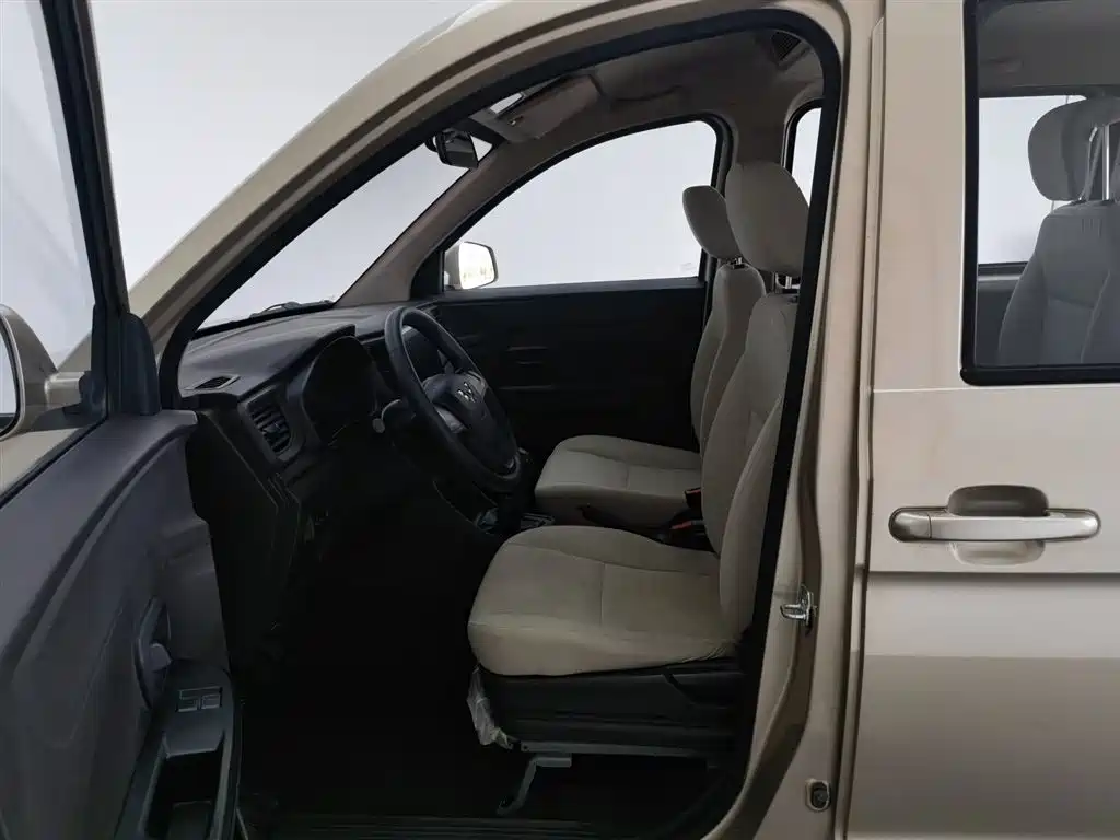Wuling Hongguang V 2020 — фото 10