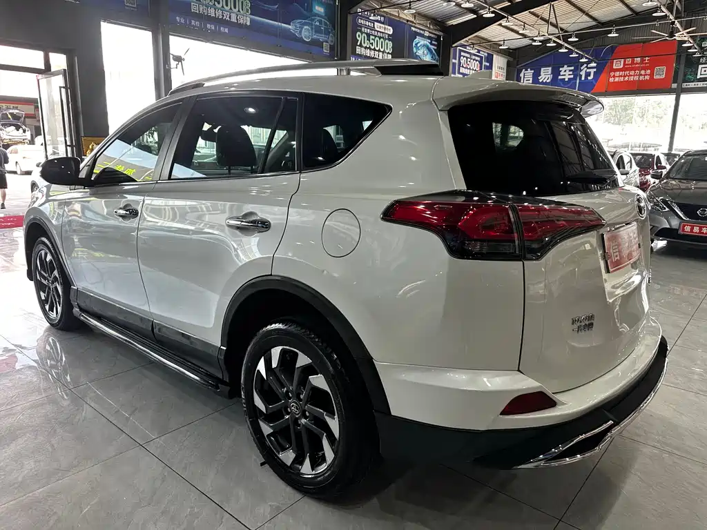 Toyota RAV4 2017 — фото 17