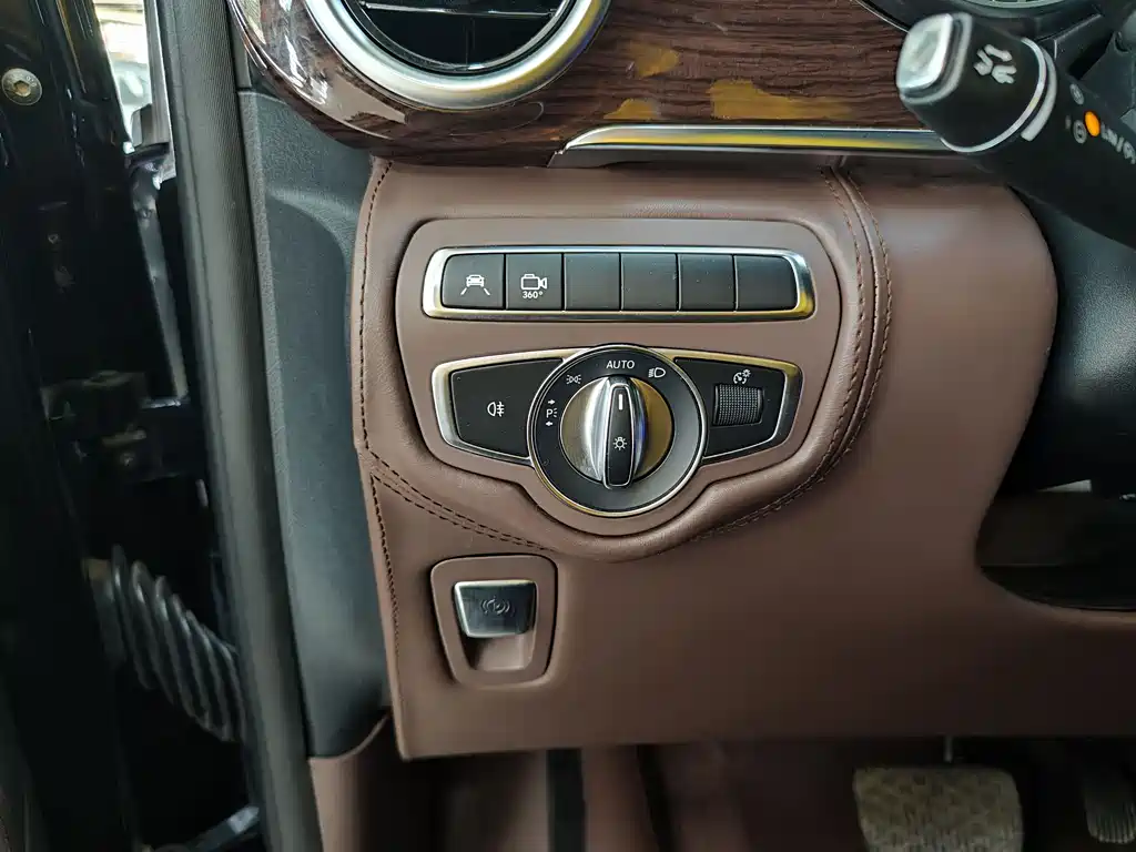 Mercedes-Benz V-Class 2018 — фото 17