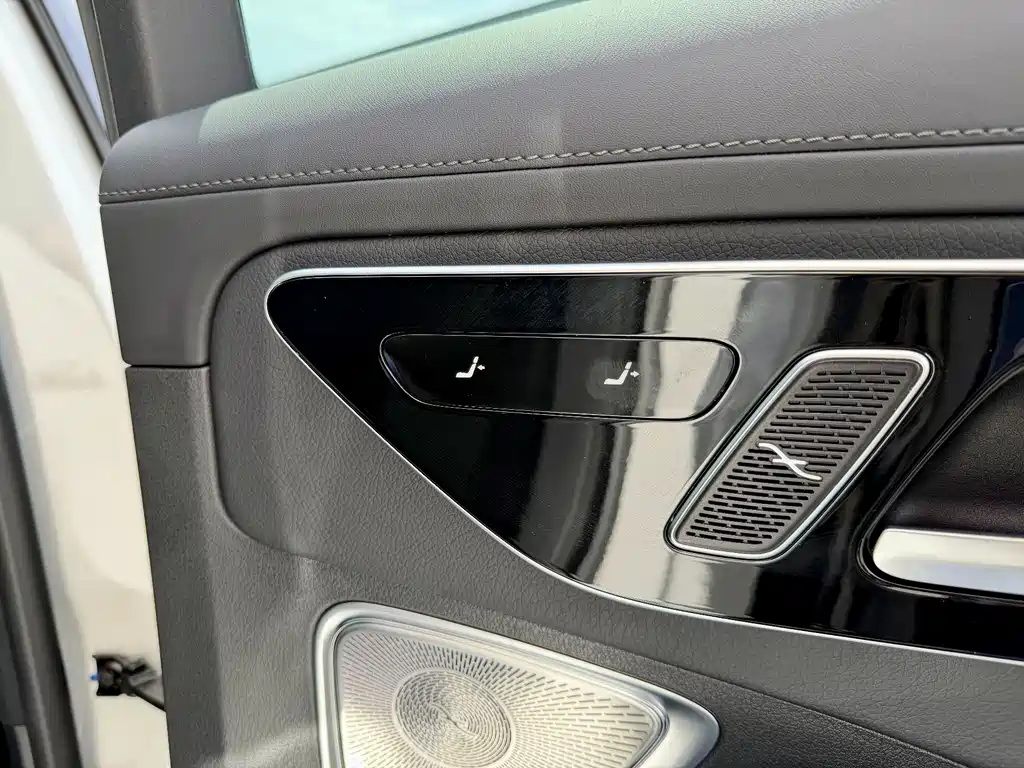 Mercedes-Benz C-Class 2025 — фото 14