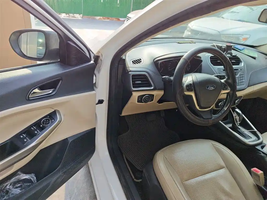 Ford Escort 2015 — фото 17