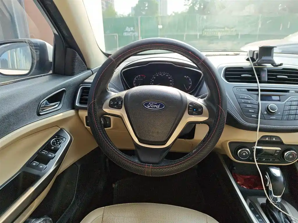 Ford Escort 2015 — фото 11