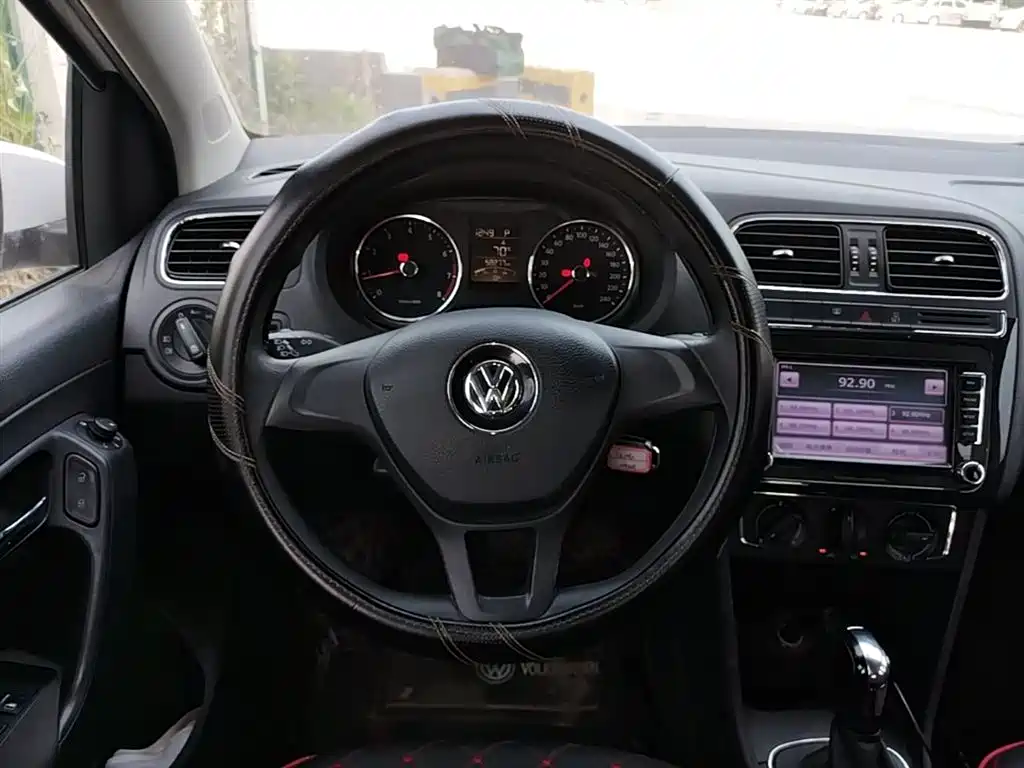 Volkswagen Polo 2016 — фото 11
