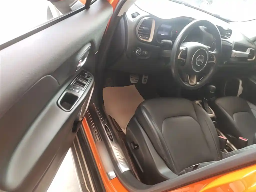 Jeep Renegade 2016 — фото 16