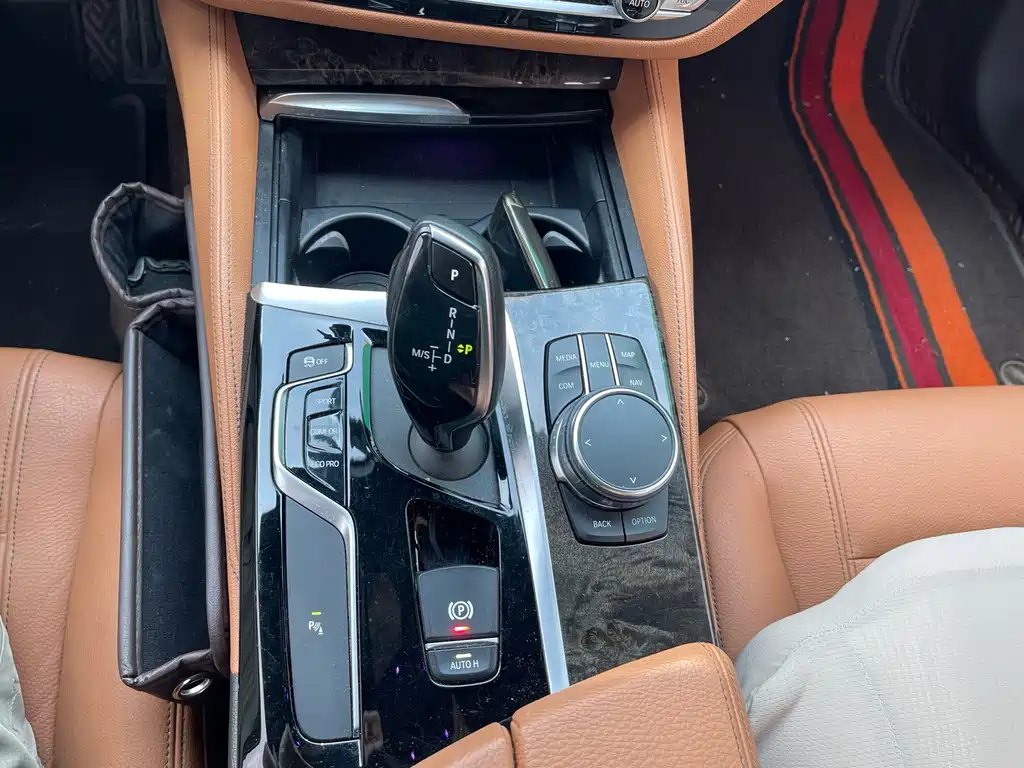 BMW 5 Series 2018 — фото 17