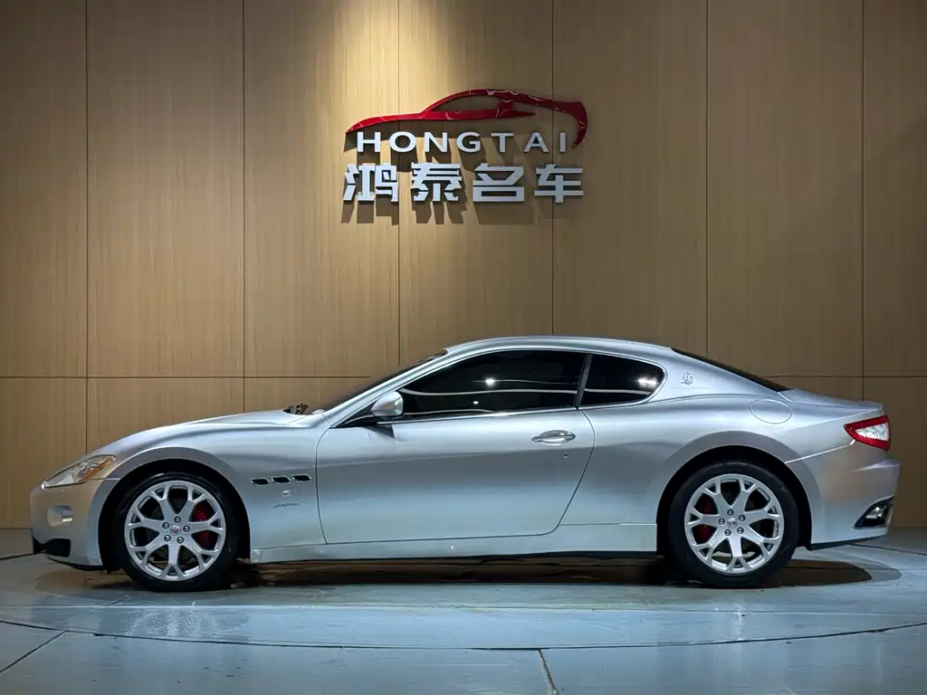 Maserati GranTurismo 2011 — фото 16