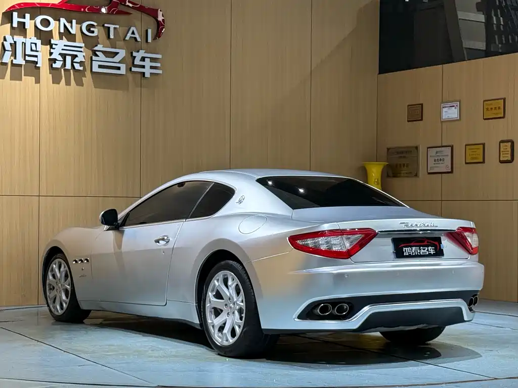 Maserati GranTurismo 2011 — фото 18