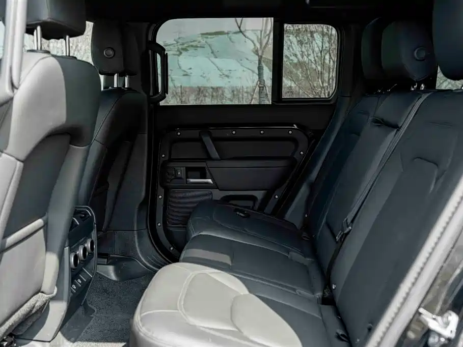 Land Rover Defender 2025 — фото 11