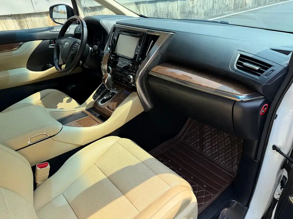 Toyota Alphard 2017 — фото 25