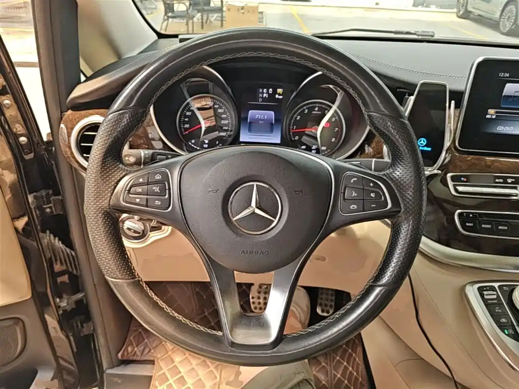 Mercedes-Benz V-Class 2019 — фото 11