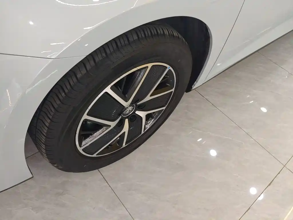 BYD Qin L 2025 — фото 23