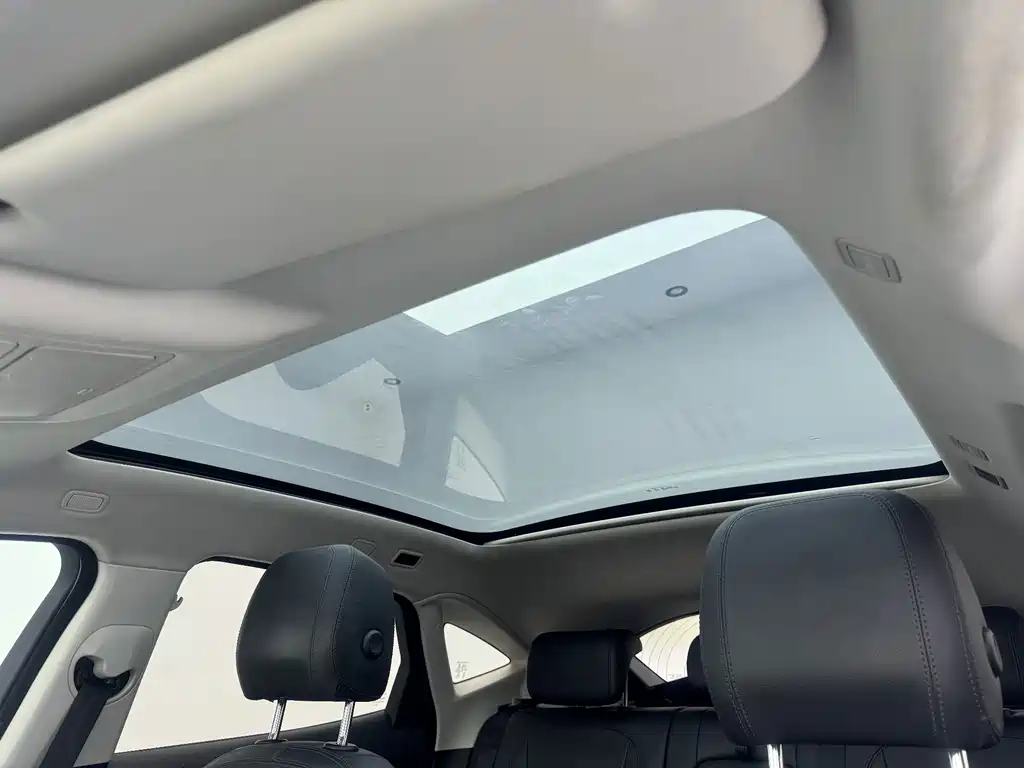 Jaguar E-PACE 2018 — фото 11