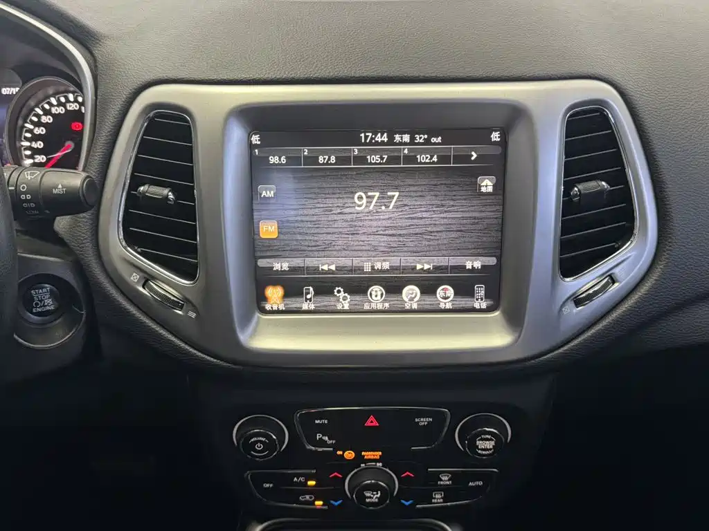 Jeep Compass 2018 — фото 13