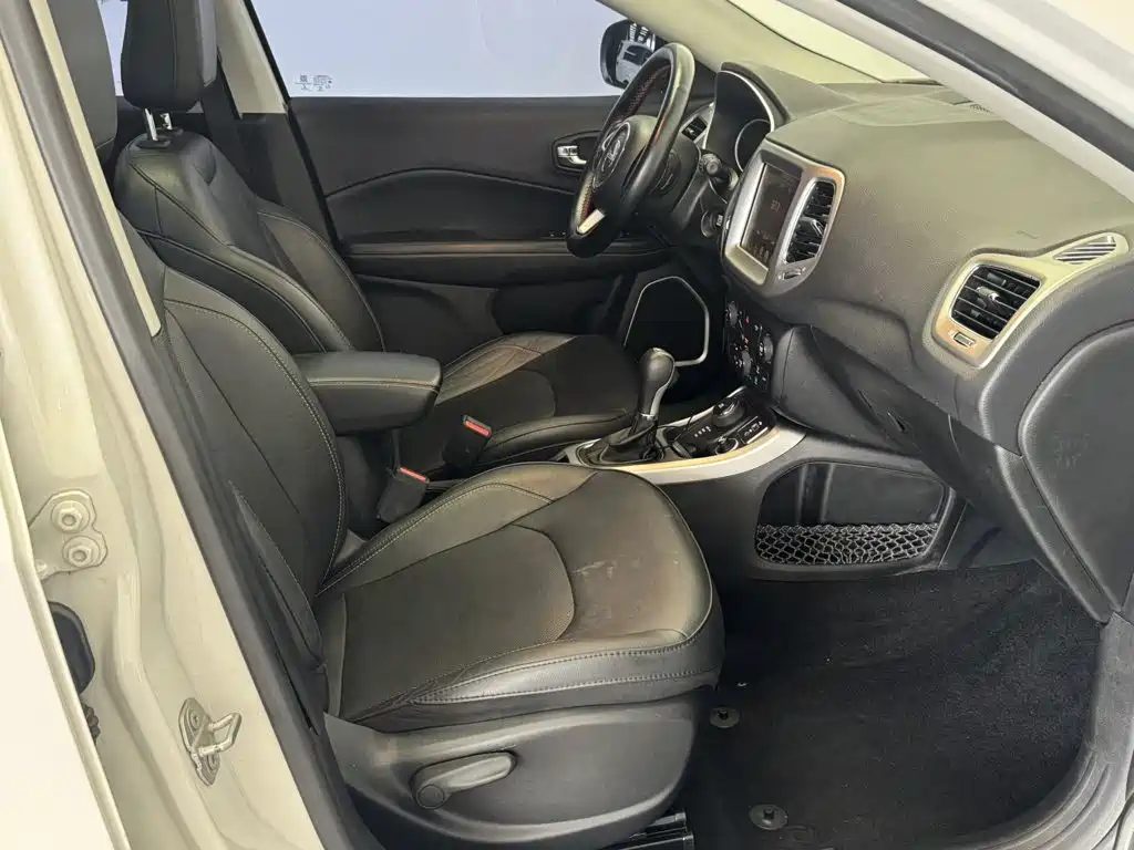 Jeep Compass 2018 — фото 25