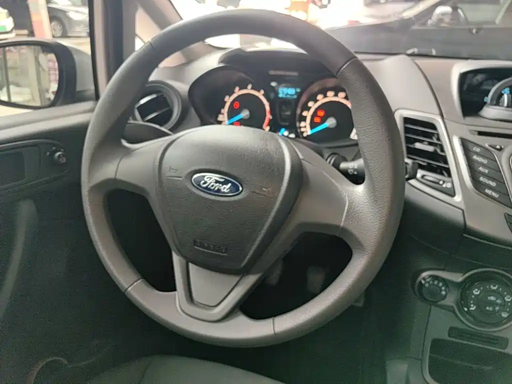 Ford Fiesta 2016 — фото 11