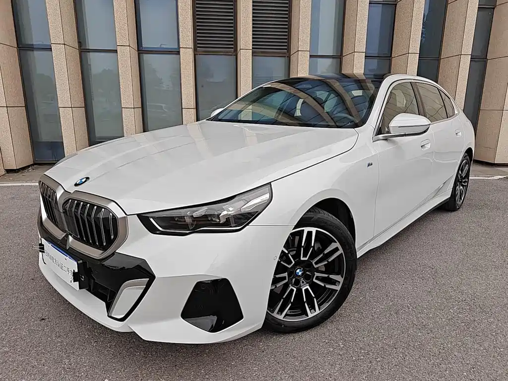 BMW 5 Series 2025 — фото 1