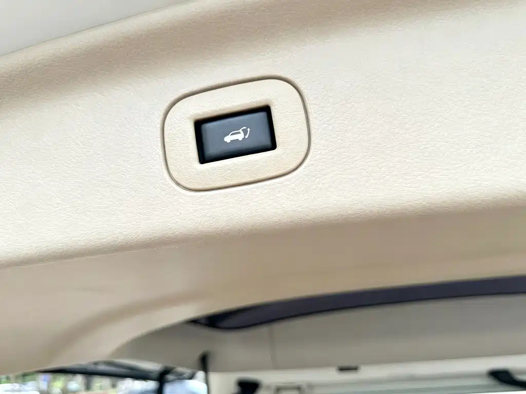 Nissan Quest 2015 — фото 30