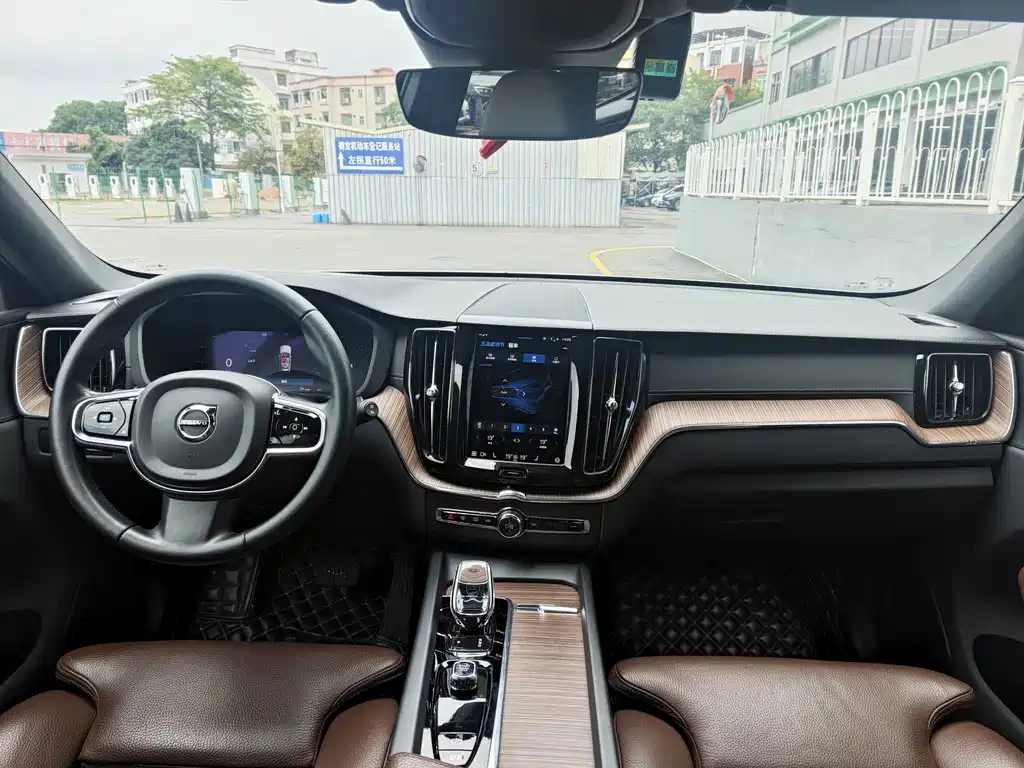 Volvo XC60 2021 — фото 11