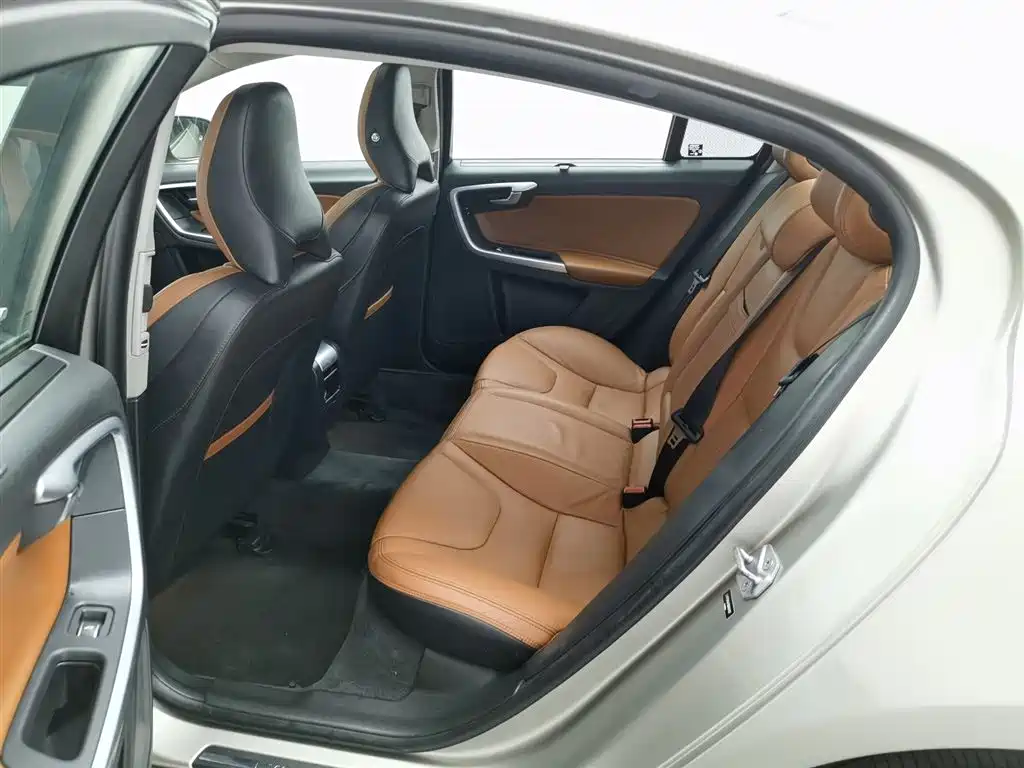 Volvo S60 2015 — фото 15