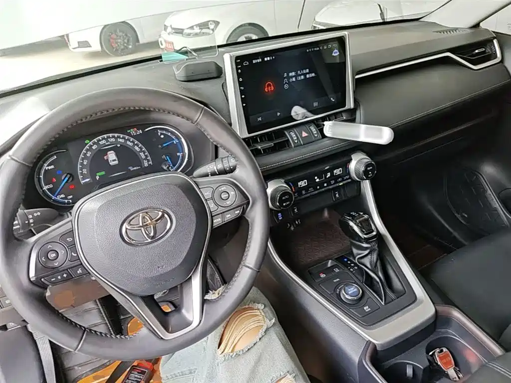 Toyota RAV4 2022 — фото 10