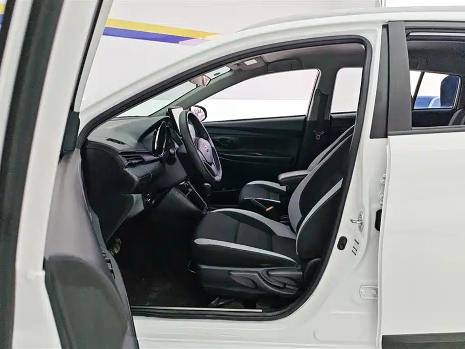 Toyota Yaris L 2020 — фото 9